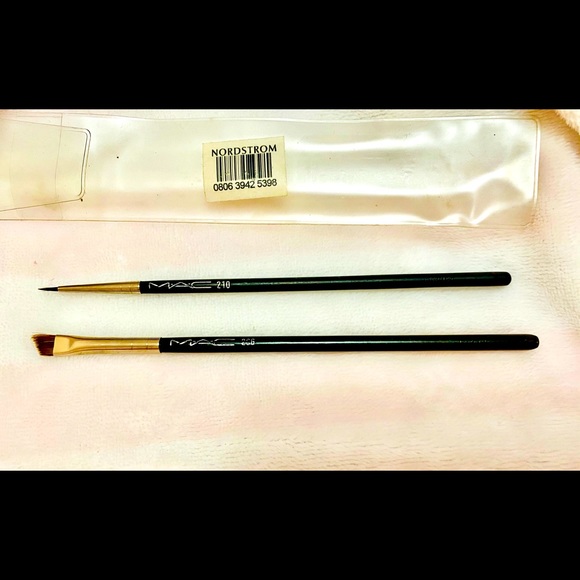 💯 %AUTHENTIC MAC BRUSH With Free Mac Eyeliner Gel - Picture 1 of 7